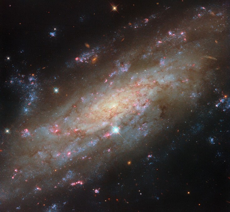 The image taken by the Hubble Space Telescope showing NGC 3137.