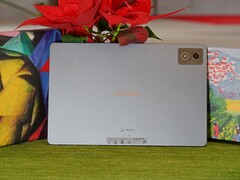The metal chassis is one reason why the Idea Tab Pro looks much more premium than its price suggests. (Image source: Notebookcheck)