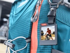 PhotoTag is a tracker with an e-ink display (Image source: PhotoTag)