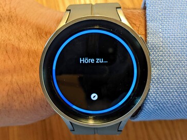 The Samsung Watch5 Pro supports voice assistants