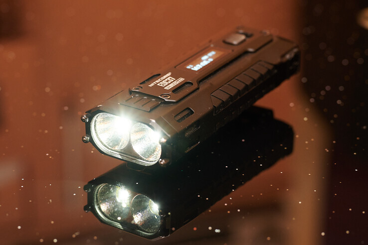 The head can get very hot, which is not an issue when holding the flashlight correctly (Image source: Andreas Sebayang/Notebookcheck)