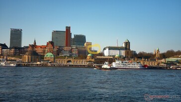 The wide-angle shot compared to the telephoto shot, with the telephoto section highlighted in yellow (Image source: Marc Zander / Notebookcheck)