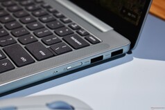 Lenovo IdeaPad Vibe: Right-side ports.