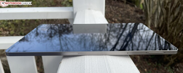 Top: Stylus holder, microphone, volume rocker (image source: Manuel Masiero)