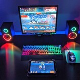 Genesis Holm 510 RGB gaming desk with Helium 300BT ARGB speakers and Thor 400 RGB keyboard (Source: Own)