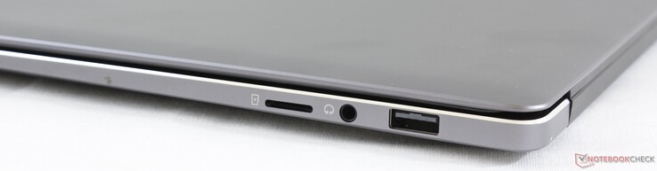 Right: MicroSD reader, 3.5 mm earphones, USB 2.0