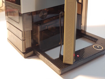 Status lights are hidden behind flashlights. (Image source: Notebookcheck)