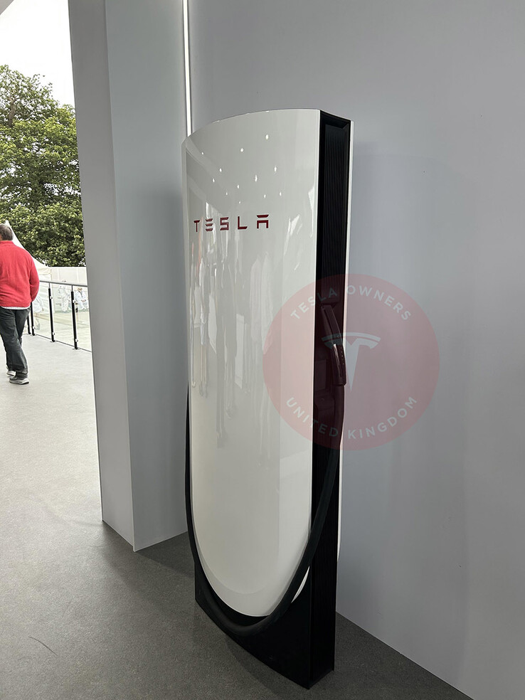 The V4 Supercharger pile with card payment terminal preparation (image: Tesla Owners UK/Twitter)