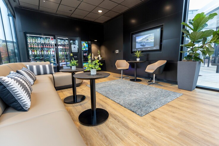 The charging lounge at the Sandy Springs Mercedes-Benz charging hub is an elegant rest area to wait while EVs charge. (Image souce: Mercedes-Benz)
