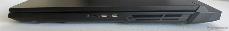 Right: microSD card reader, 2x USB-C 4.0 with Thunderbolt 5 (80 GBit/s, DisplayPort 2.1, 1x Power Delivery)