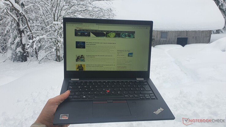 Outdoor use (screen colors are displayed distorted with snow-white background)