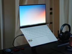 The Asus ROG Zephyrus G14 (2025) comes well under 2 kg at just 1.56 kg (3.46 lbs.). (Image source: NotebookcheckReviews on YouTube)