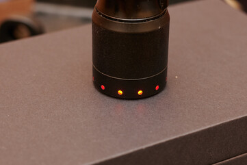 The head lies flush without any light showing through, but the ring is indirectly illuminated. (Image source: Andreas Sebayang/Notebookcheck)