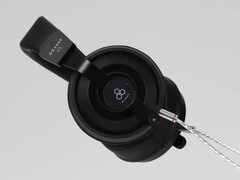 The Final DX4000 CL closed-back headphones are designed to replicate a wide soundstage.