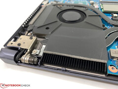 Display hinge and fan exhaust at the rear
