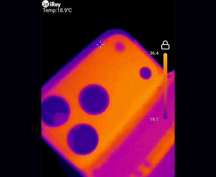 Thermal image of the iPhone 17 Pro Max showing heat distribution around the rear camera area (Image source: u/T-K-Tronix via r/iphone)
