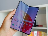 The Galaxy Z Fold5 retains a noticeable crease, unlike some of its peers. (Image source: Notebookcheck)
