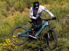 The Canyon Spectral:ON e-mountain bike can have a 900 Wh battery for up to 60 miles (~97 km) of assisted range. (Image source: Canyon)