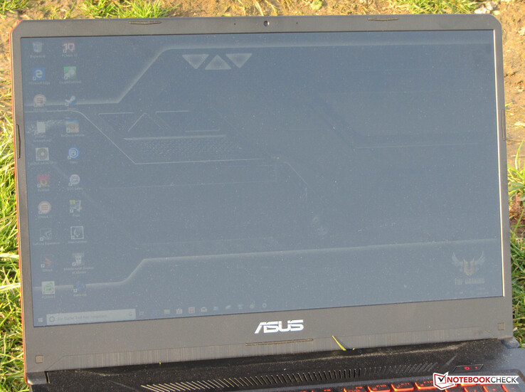 The FX705GE outdoors (shot under the shining sun)