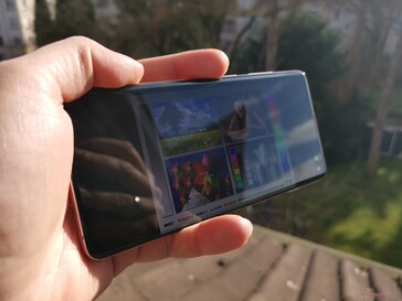 Using the Samsung Galaxy S10+ outside in the sun