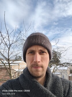 Selfie on the Vivo X200 Pro Mini