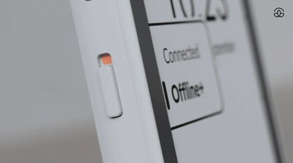 The Mudita Kompakt has a privacy switch on the left side. (image source: Mudita)