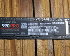 After another price drop, the Samsung 990 Pro 2TB SSD arguably offers a decent bang for the buck (Image: Notebookcheck)