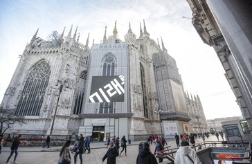 The Future Unfolds billboard in Piazza del Duomo, Milan (Image source: Samsung)