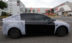 A Tesla Model Y L prototype spotted near the Nürburgring Germany (Image source: Carbuzz)