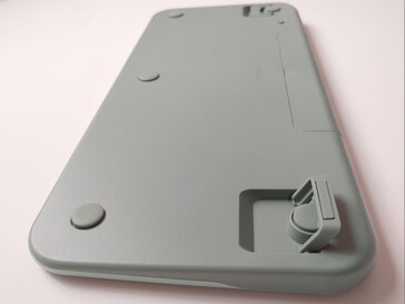 Large rubber pads keep the keyboard from sliding. (Image source: Notebookcheck.net)