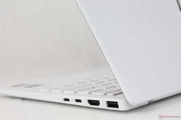 The ceramic surface in particular hides fingerprints and smudges very well