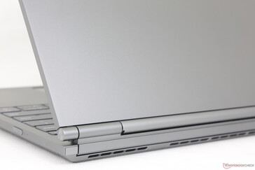 Smooth outer matte aluminum surfaces hide fingerprints well