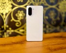 With its chic marble look and high-quality casing, the OnePlus Nord CE 5 immediately makes a good impression. (Image source: Notebookcheck)