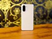 With its chic marble look and high-quality casing, the OnePlus Nord CE 5 immediately makes a good impression. (Image source: Notebookcheck)