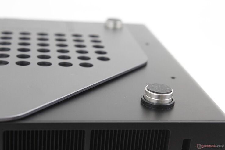 The small thumb screws are very difficult to remove by hand