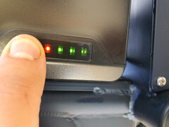 Built-in 4-stage battery indicator
