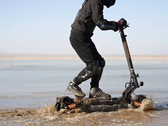 The KuKirin G2 Master e-scooter is suitable for off-roading. (Image source: KuKirin)