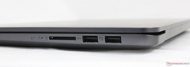 Right: SD card reader, 2x USB-A 3.2 Gen. 1
