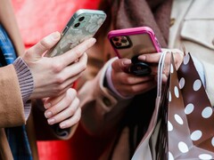 According to a survey by CNET, a lot of storage space and a large battery are still more important to consumers than artificial intelligence. (Image source: Tim Dougles/Pexels)