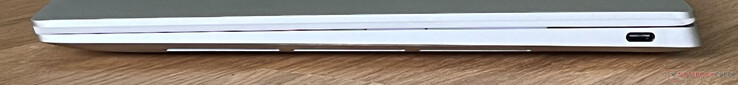 Right: USB-C 4.0 with Thunderbolt 4 (40 GBit/s, DisplayPort ALT mode 2.1, Power Delivery)