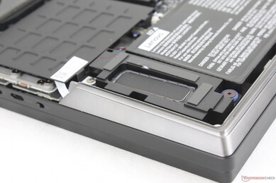 6 speakers in total (4x 2 W woofers + 2x 2 W tweeters)