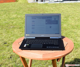 Acer Aspire V17 in direct sunlight