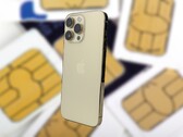 iPhone 14 smartphones in the US do not come with a removable sim tray. (Source: Notebookcheck, PublicDomainPictures on Pixabay-edited)