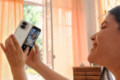 The Pixel 9 Pro Fold mirrors its predecessor with Obsidian and Porcelain colour options. (Image source: Google)