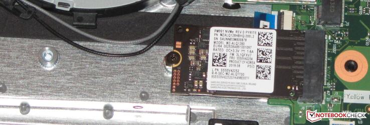 An M.2-2242 SSD serves as the system drive. M.2-2280 drives could also be installed, though. The retaining screw can be moved accordingly.