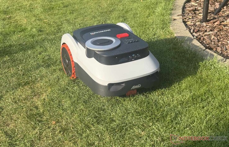 The Navimow i210 LiDAR Pro at work