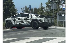 The final production version of the Cybertruck was spotted wearing a camo wrap, despite there not being much left to the imagination anyway. (Image source: @ya78756632 on Twitter)