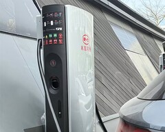 Image of BYD chargers circulating on social media. The company is unveiling the Super e-Platform on March 17, alongside opening pre-orders on the Han L and Tang L (Image source: CNEVPOST)