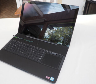 Razer Blade Pro 17 2017 and its touchscreen (Image source: Notebookcheck)