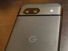 The Pixel 8a has relatively large display bezels. (Image source: TechDroider)
